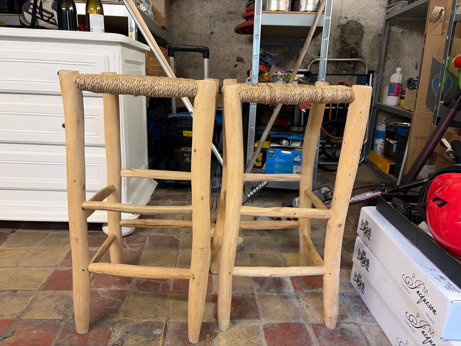Lot de 2 tabourets en bois – assise paillée