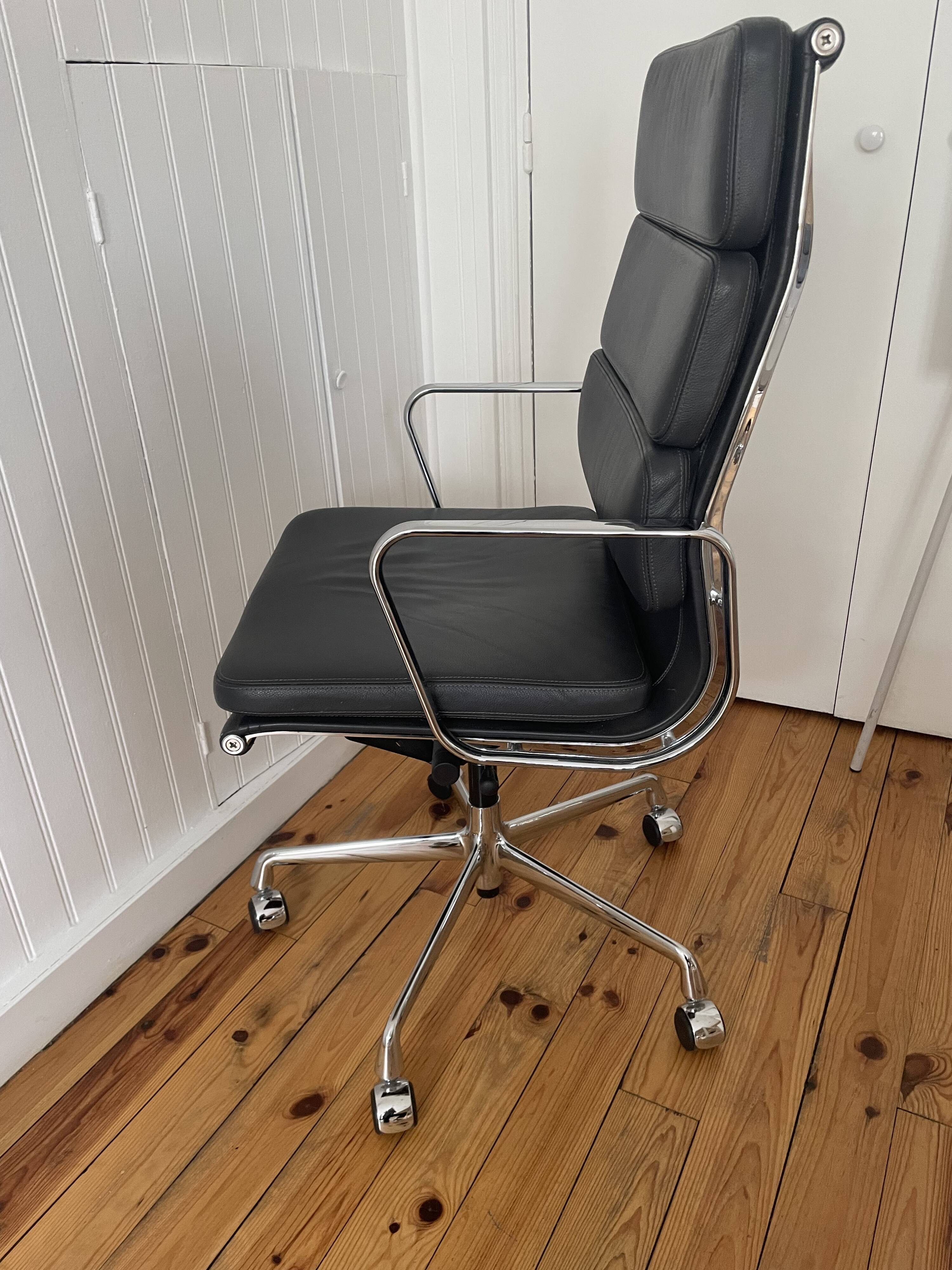 Fauteuil de bureau ea 219 soft pad eames chair by vitra