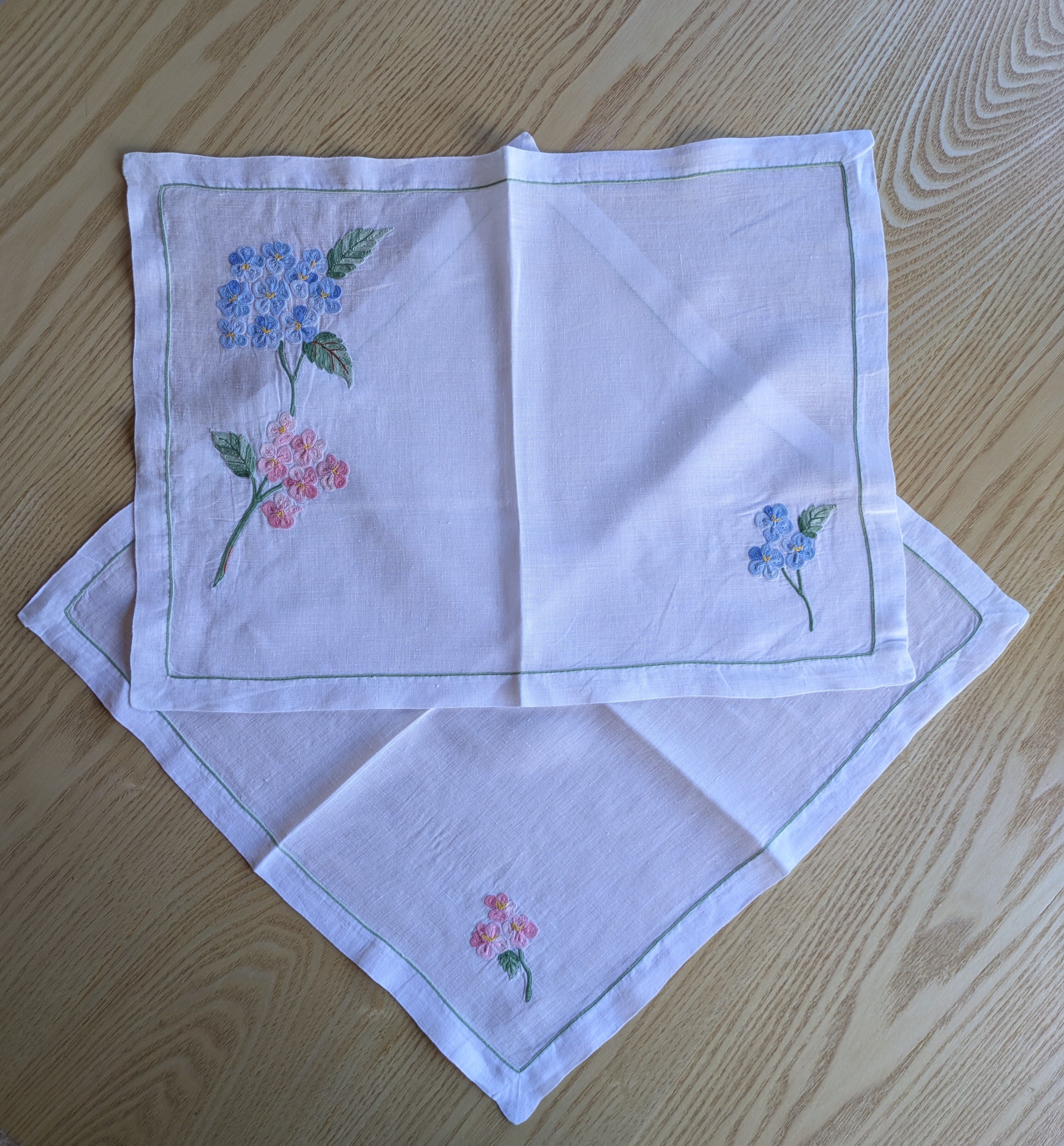 Rectangular tablecloth and its matching vintage hand-embroidered napkin – Bicolour hydrangeas