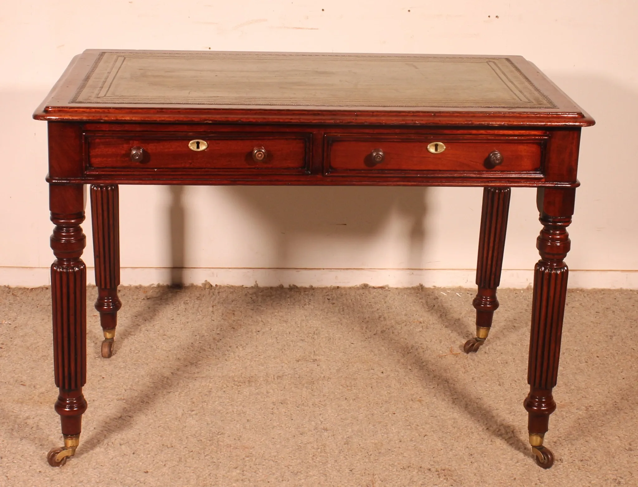 flat desk with two drawers from the early 19th century in mahogany - England circa 1