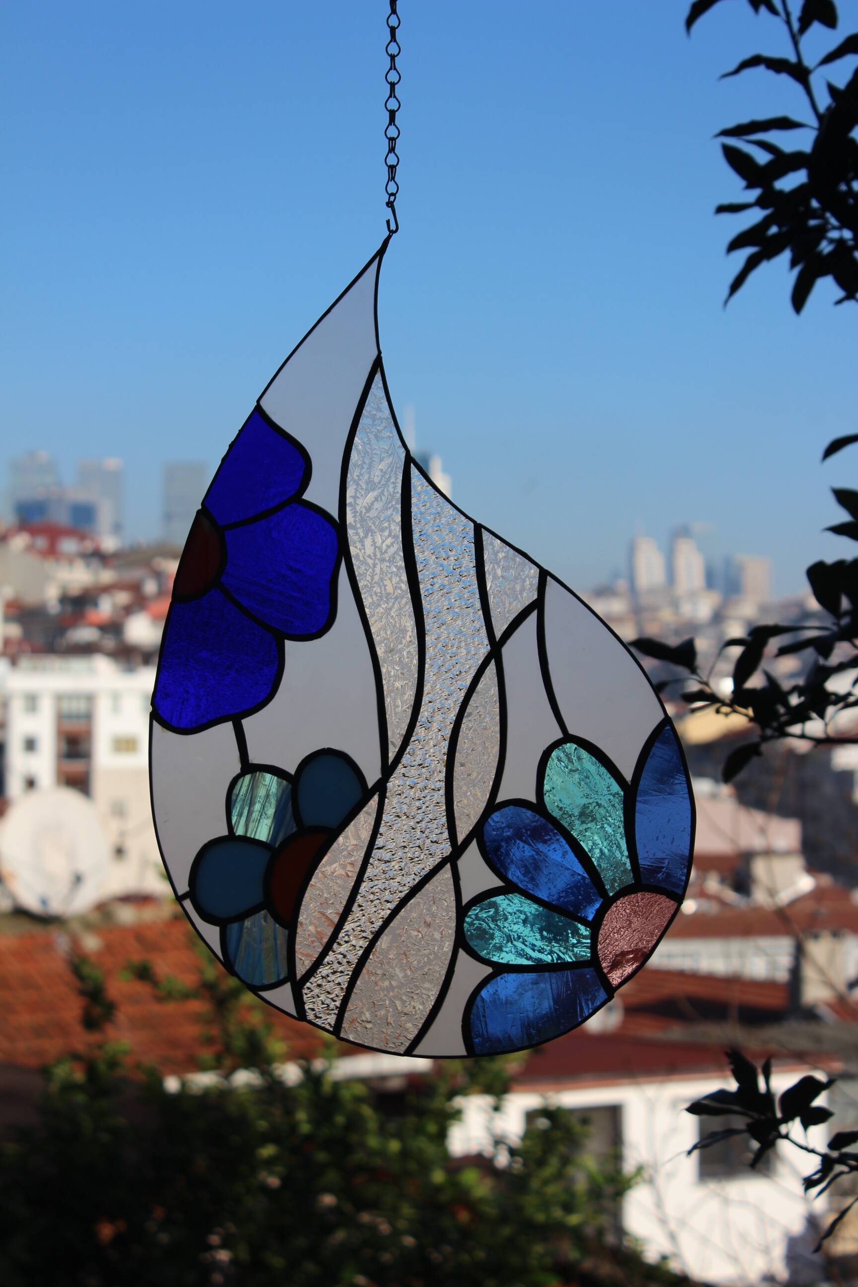 Vitrail décoratif “Goutte d’eau” – Verre coloré fait main, 40 × 40 cm