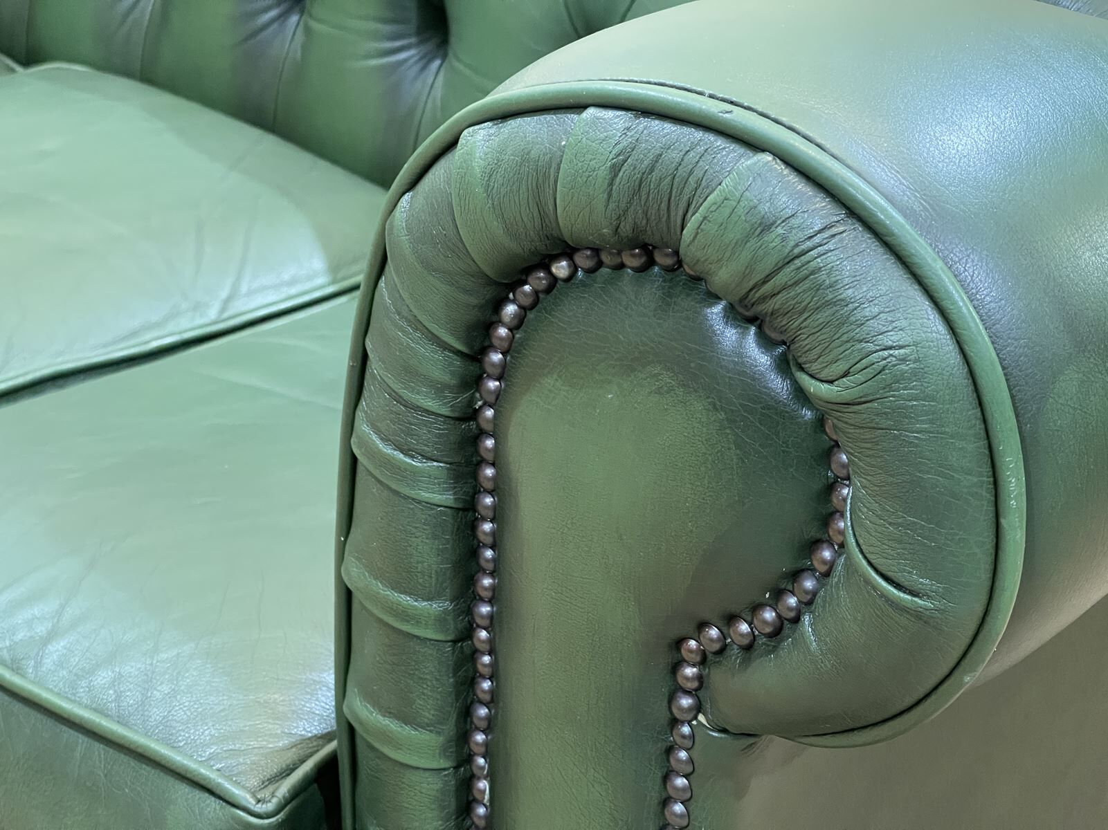 Chesterfield sofa in green leather 3 places from the 80s