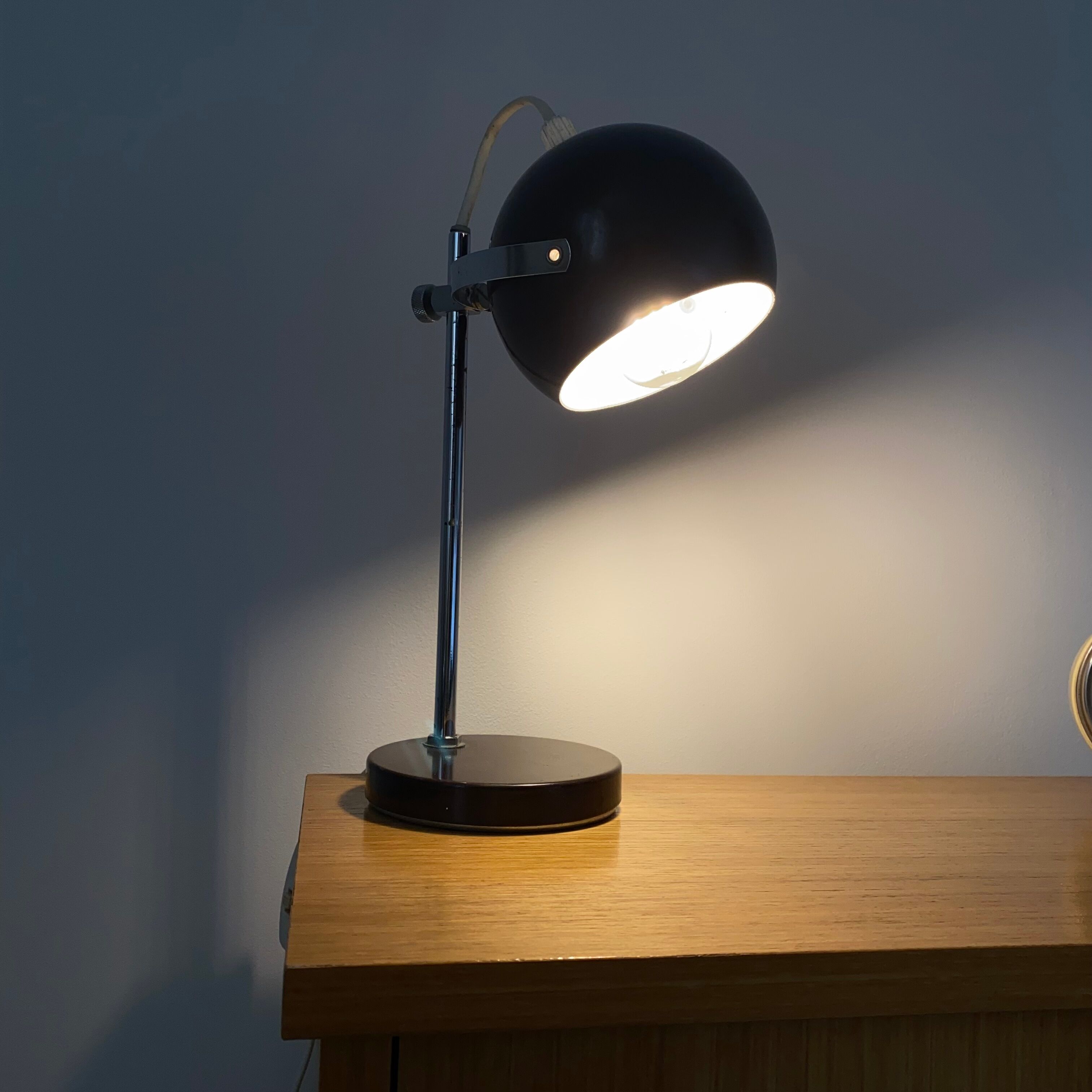 Eyeball desk lamp