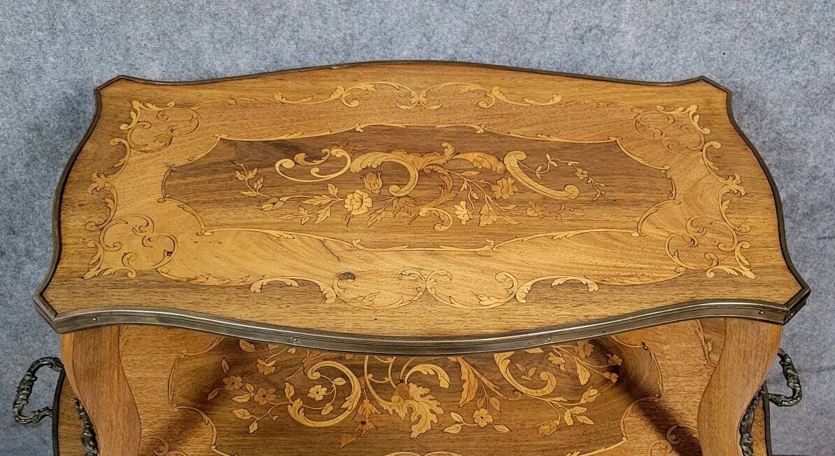 Table à thé a deux plateaux en marqueterie