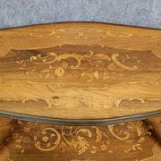 Table à thé a deux plateaux en marqueterie