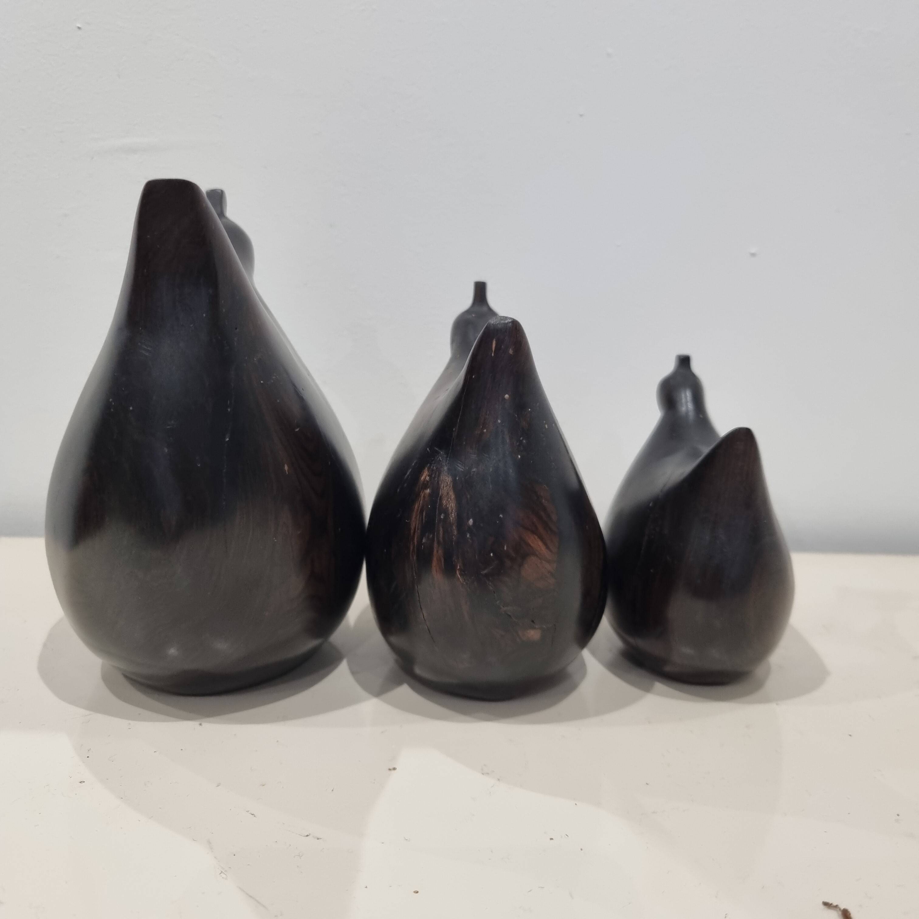 Trio de sculptures poules en ébène