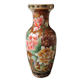 Stylish Chinese/Asian vase. Decor Polychrome floral motifs on a golden background. High 35 cm