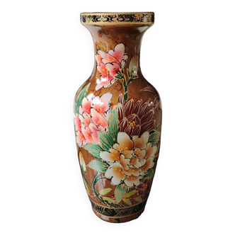 Stylish Chinese/Asian vase. Decor Polychrome floral motifs on a golden background. High 35 cm