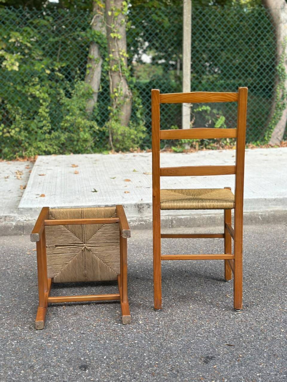 Set of 6 brutalist style chairs in solid pine and woven straw from the 1970s.