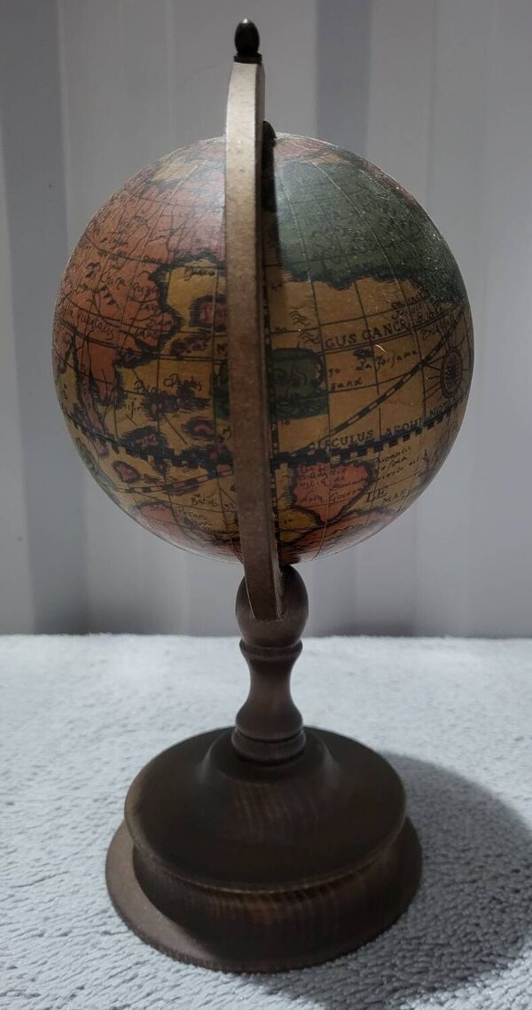 Ancien globe terrestre musical en bois
