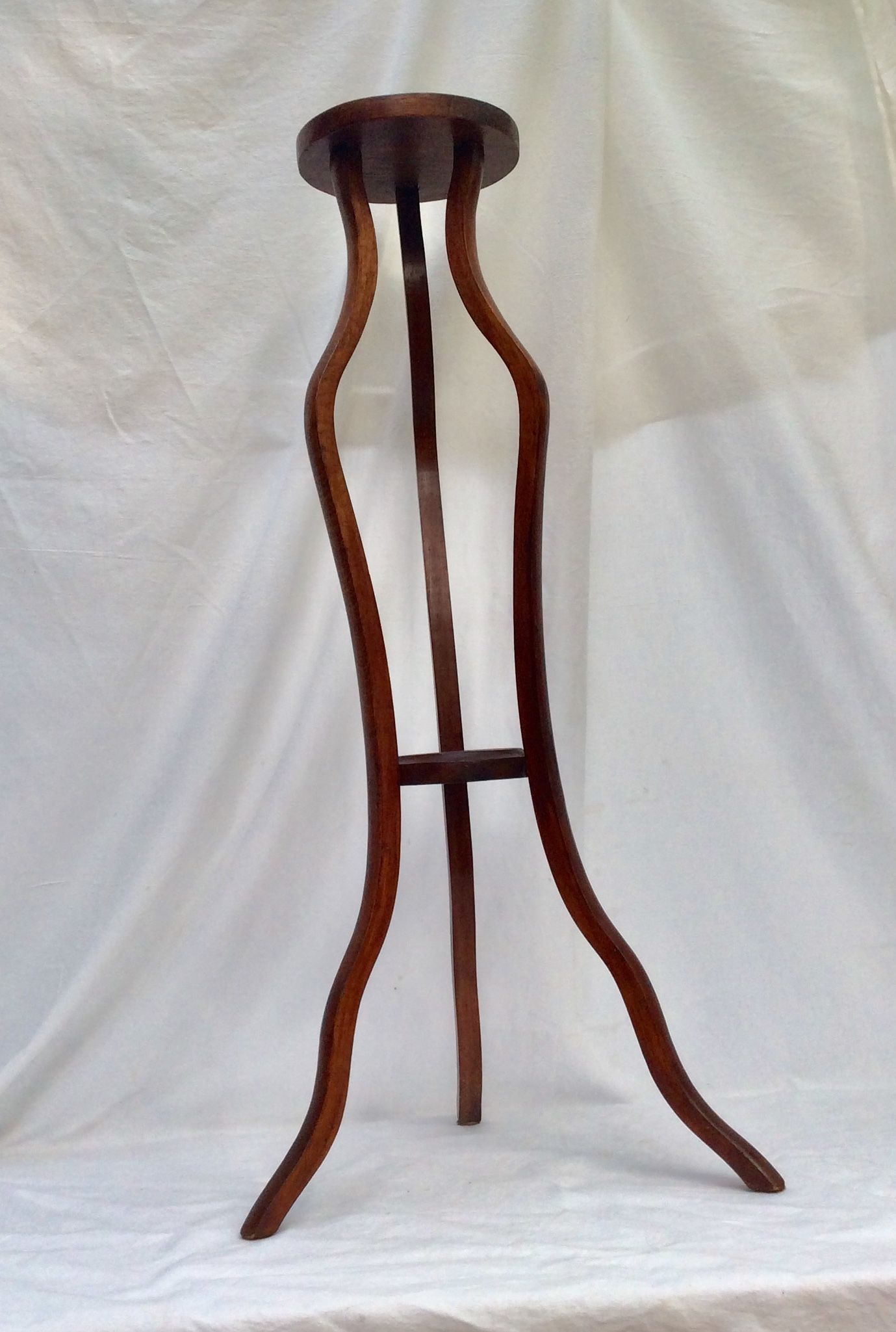 Round tripod wooden table with double size tray