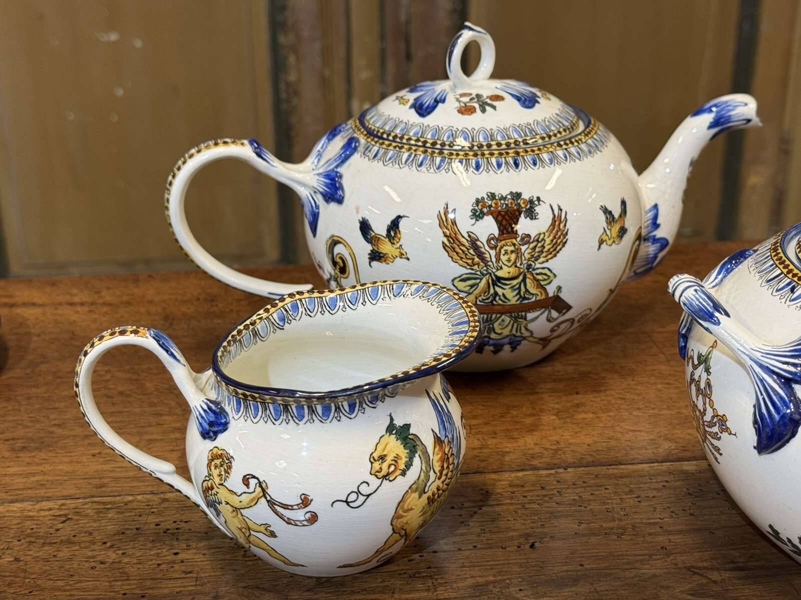 Tea and coffee service in Gien earthenware from the late 19th century with Renaissance decoration.