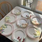 8 assiettes en barbotine