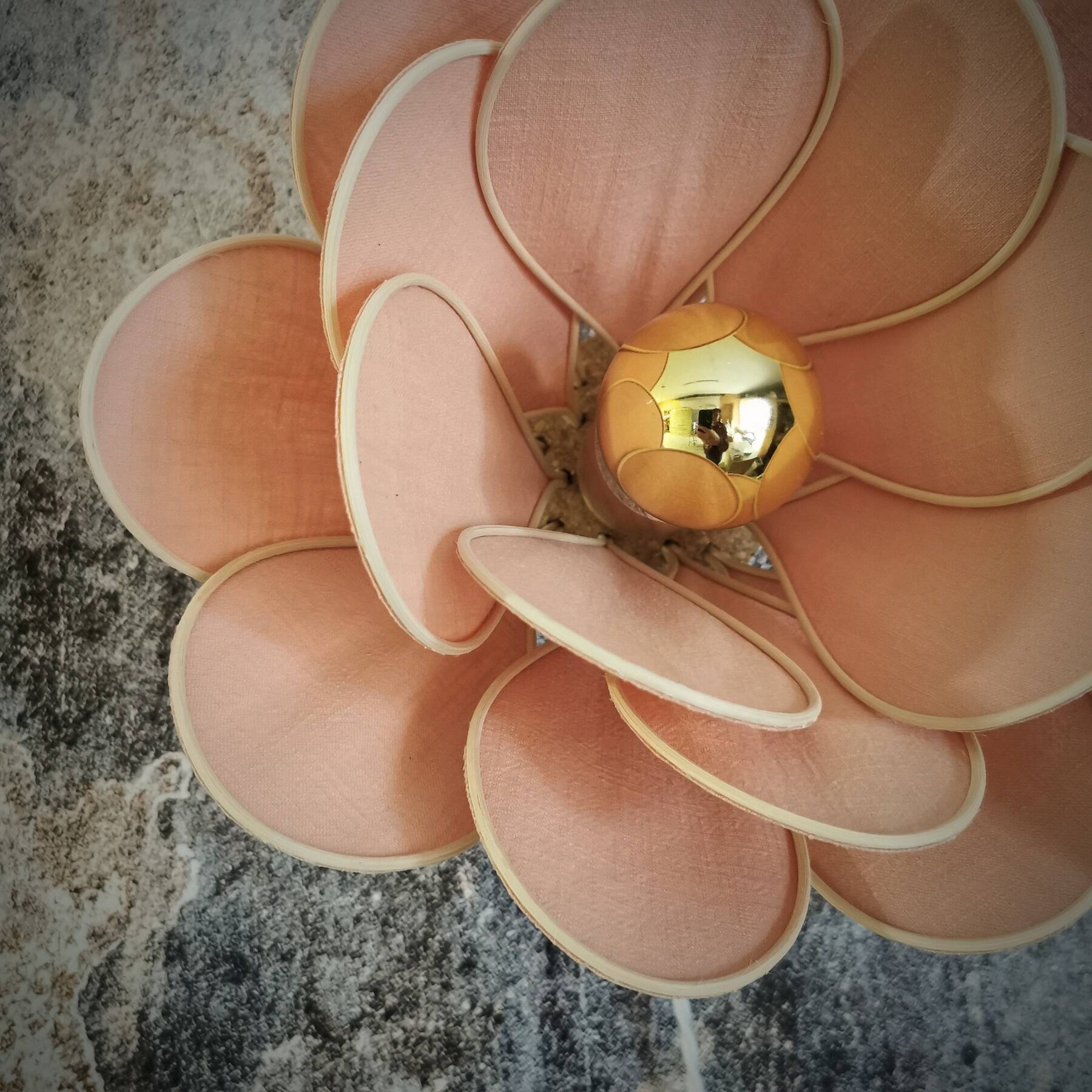 Wall lamp flower with petal design in rattan and linen