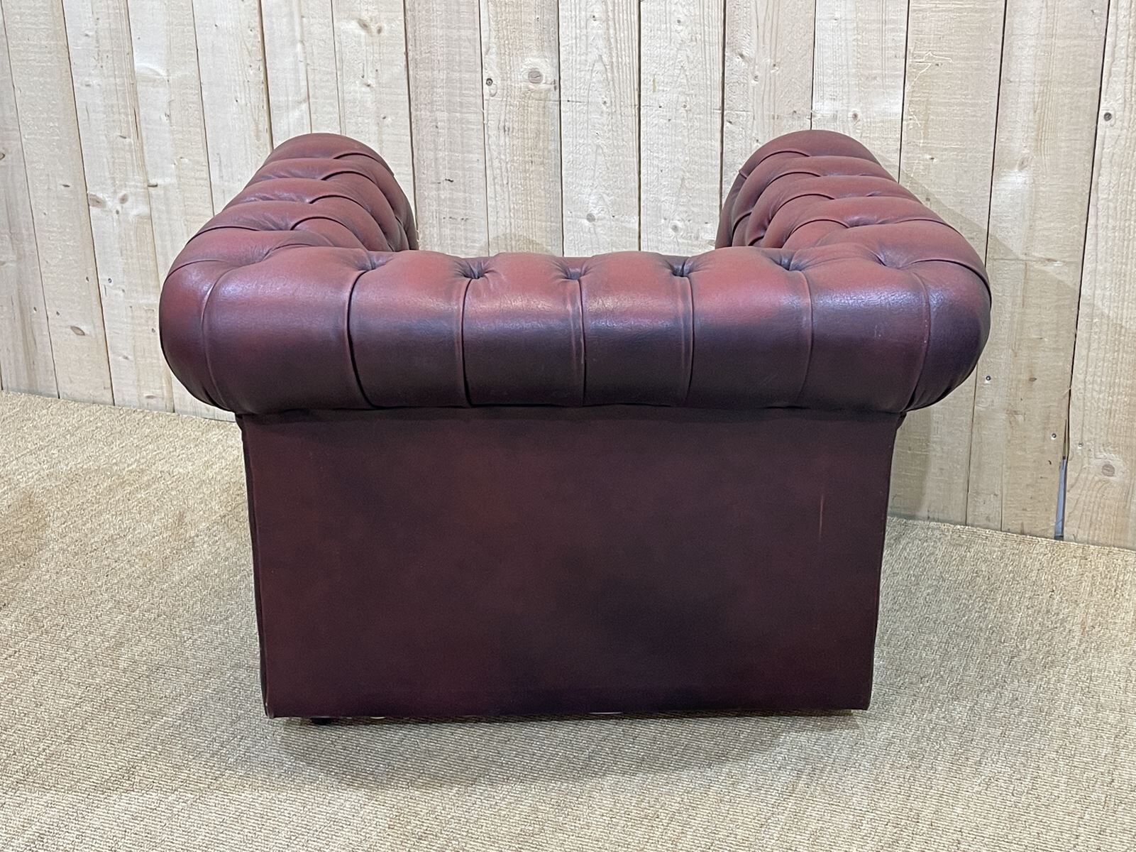 Chesterfield armchair in red leather from the 1980s