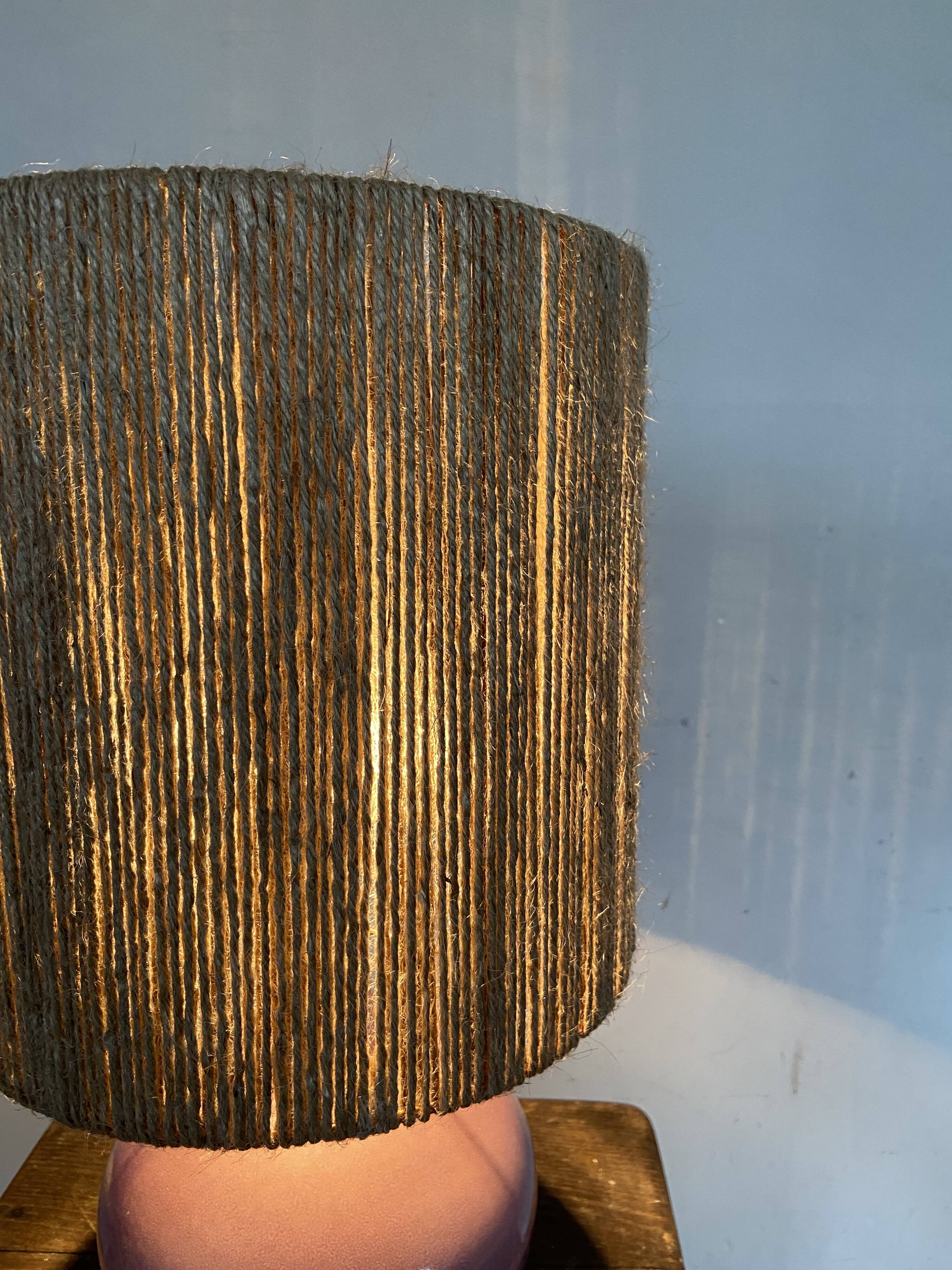 Vintage lamp in pink stoneware and rope years 60-70