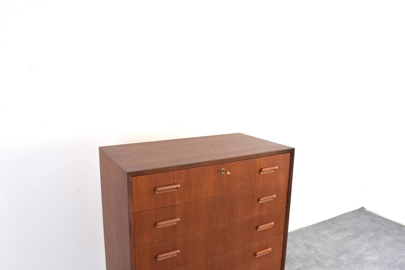 Commode en teck danois des années 1960.