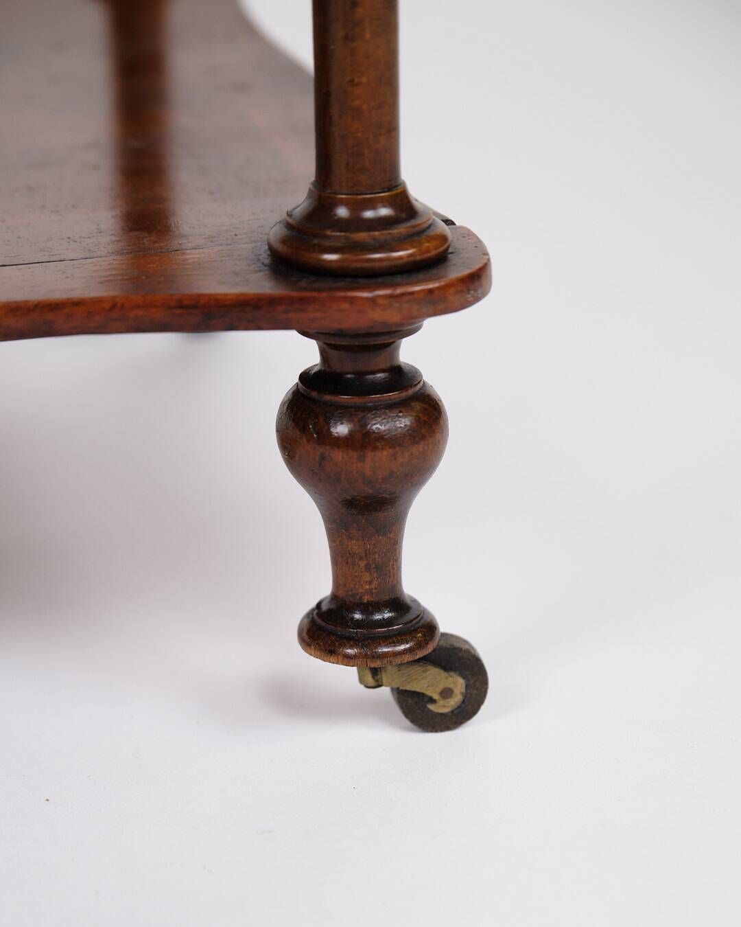 Etagere/shelf with 3 shelves - mahogany - turned columns - wheels - 19th century