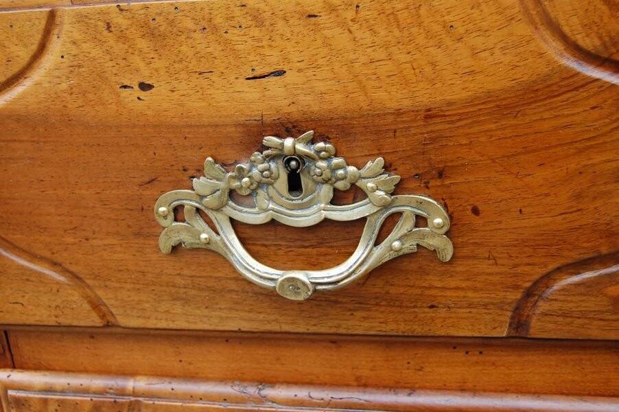 Small 18th century Parisian Louis XV walnut chest of drawers