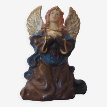 Ceramic angel to pose