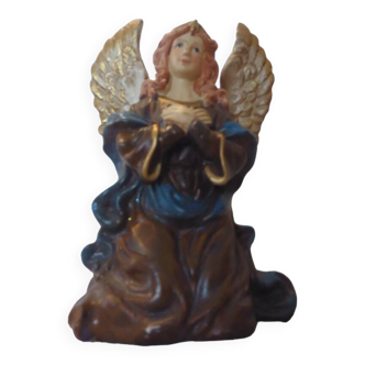 Ceramic angel to pose