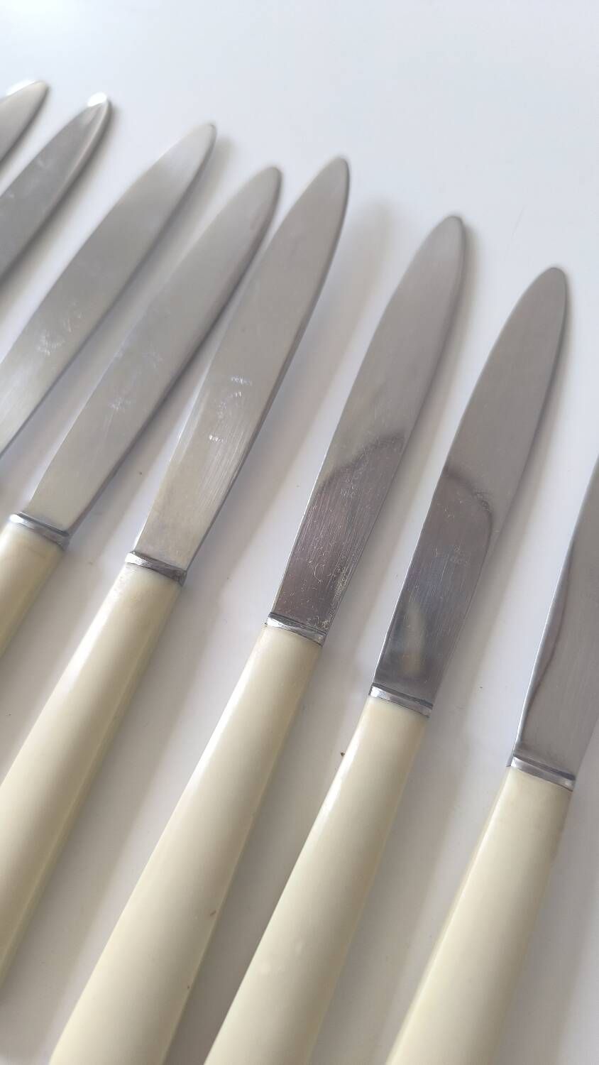 Set of 12 Bakelite knives
