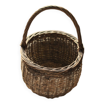 Round wicker basket with handle