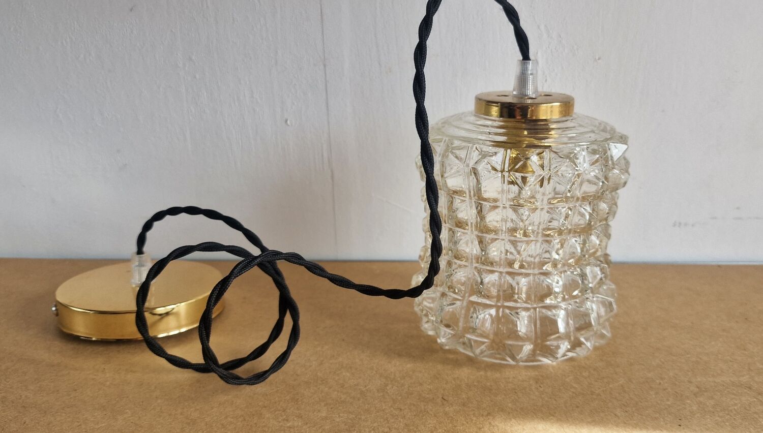 Chiseled glass suspension