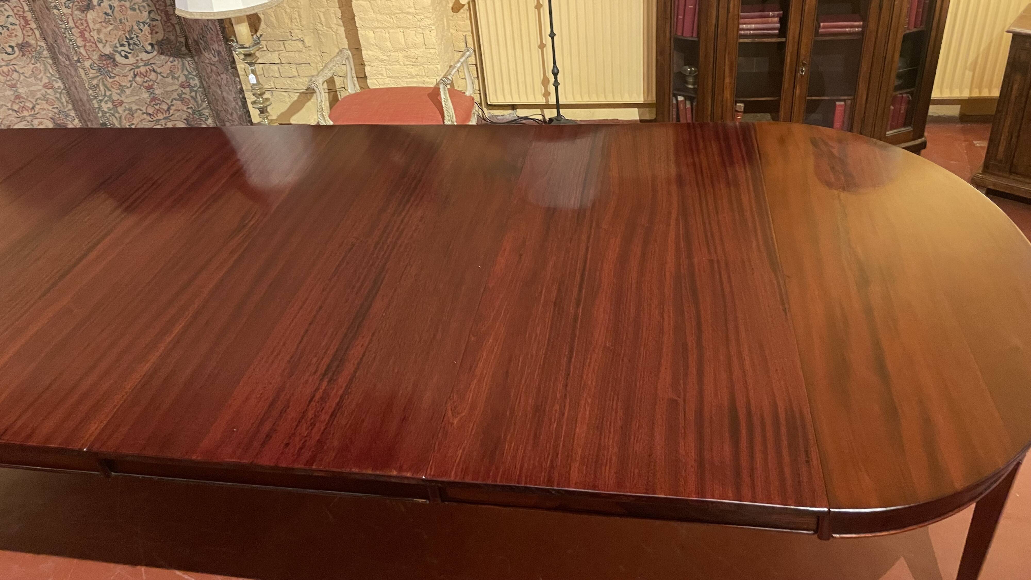 Extensible Louis XVI dining table in period Directoire mahogany.