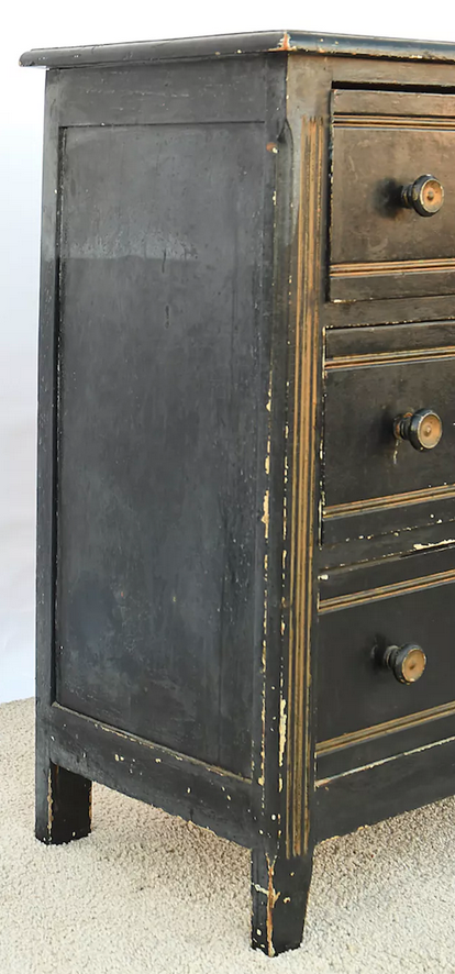 Chest of drawers in black lacquered wood