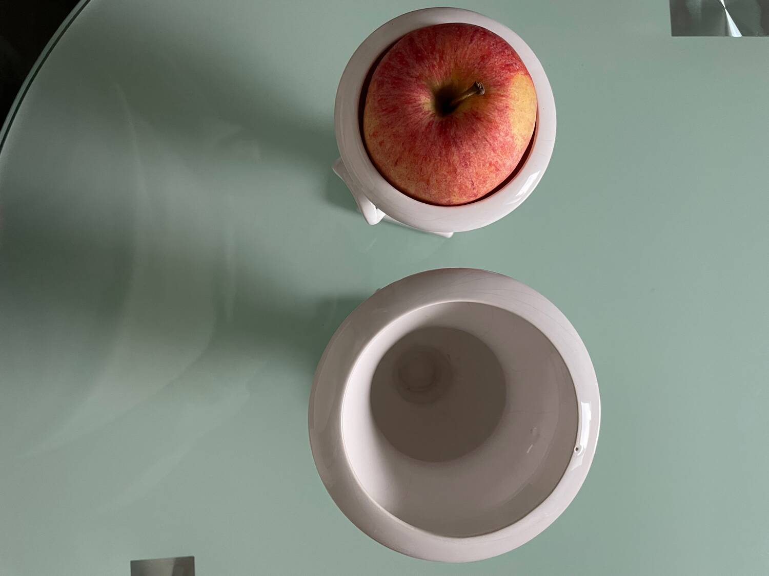 Pair of Medici vases in white ceramic.