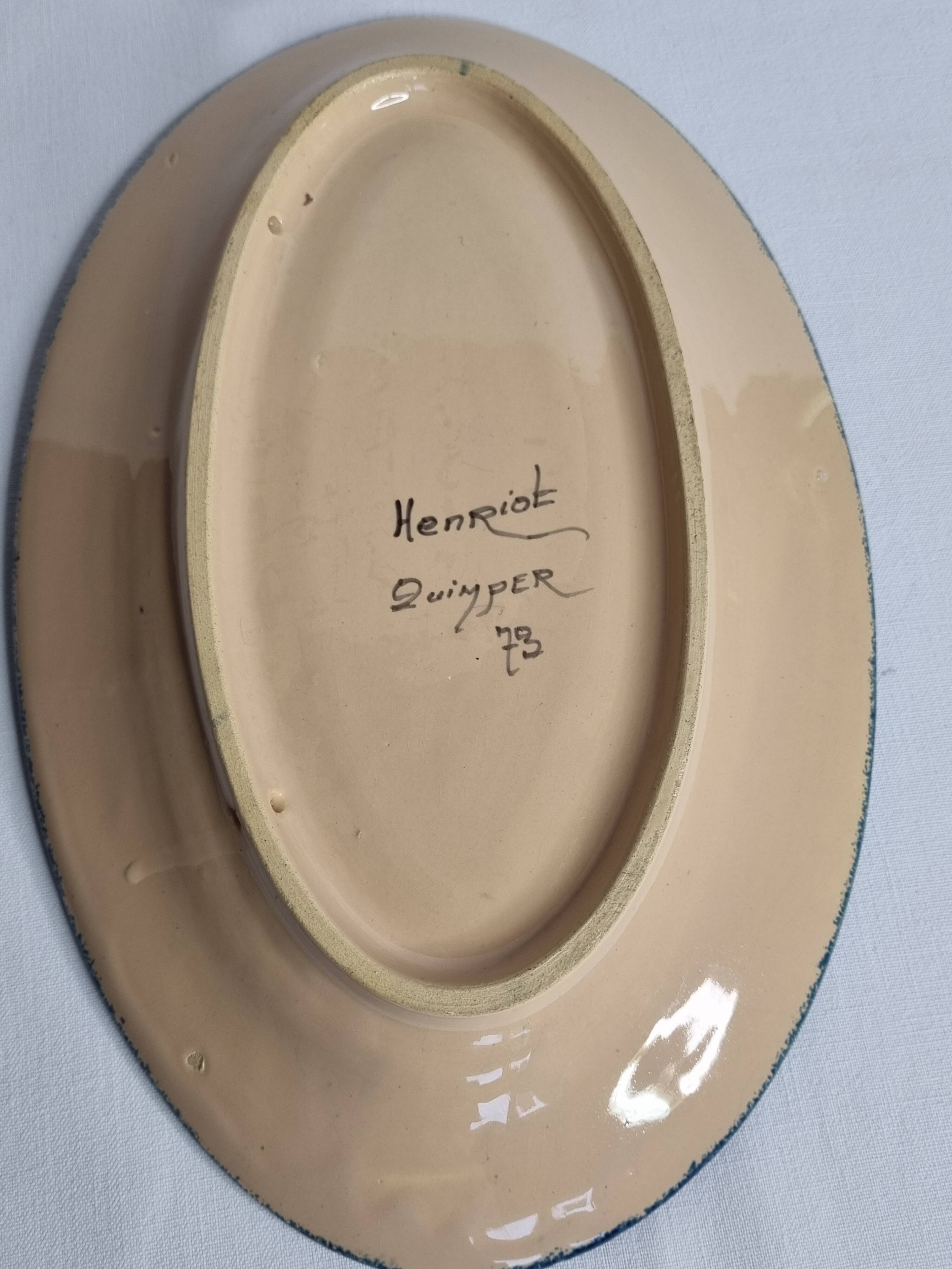 Oval dish in vintage Quimper Henriot earthenware, signed, traditional Breton decor, 29 cm