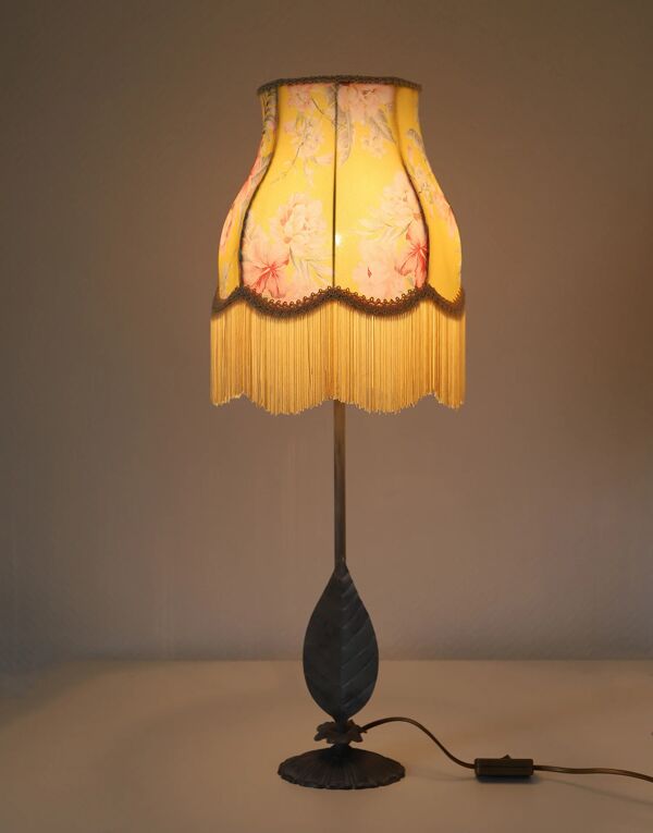 Lampe à poser – Pied vintage et abat-jour floral à franges