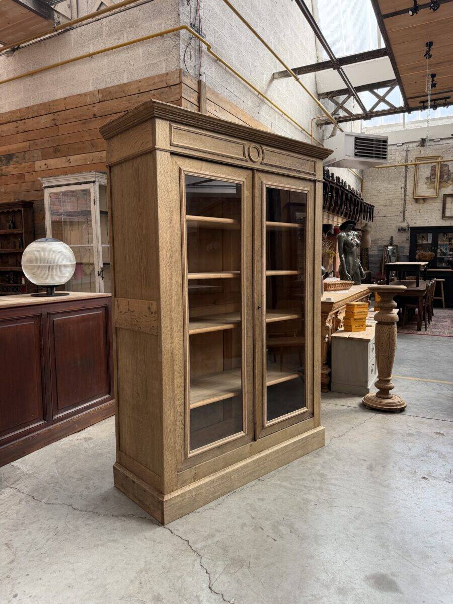 Showcase in oak from the late 19th century.