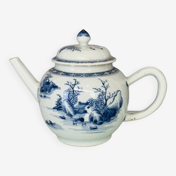A Chinese blue and white porcelain teapot, Yongzheng / Kangxi 18th century