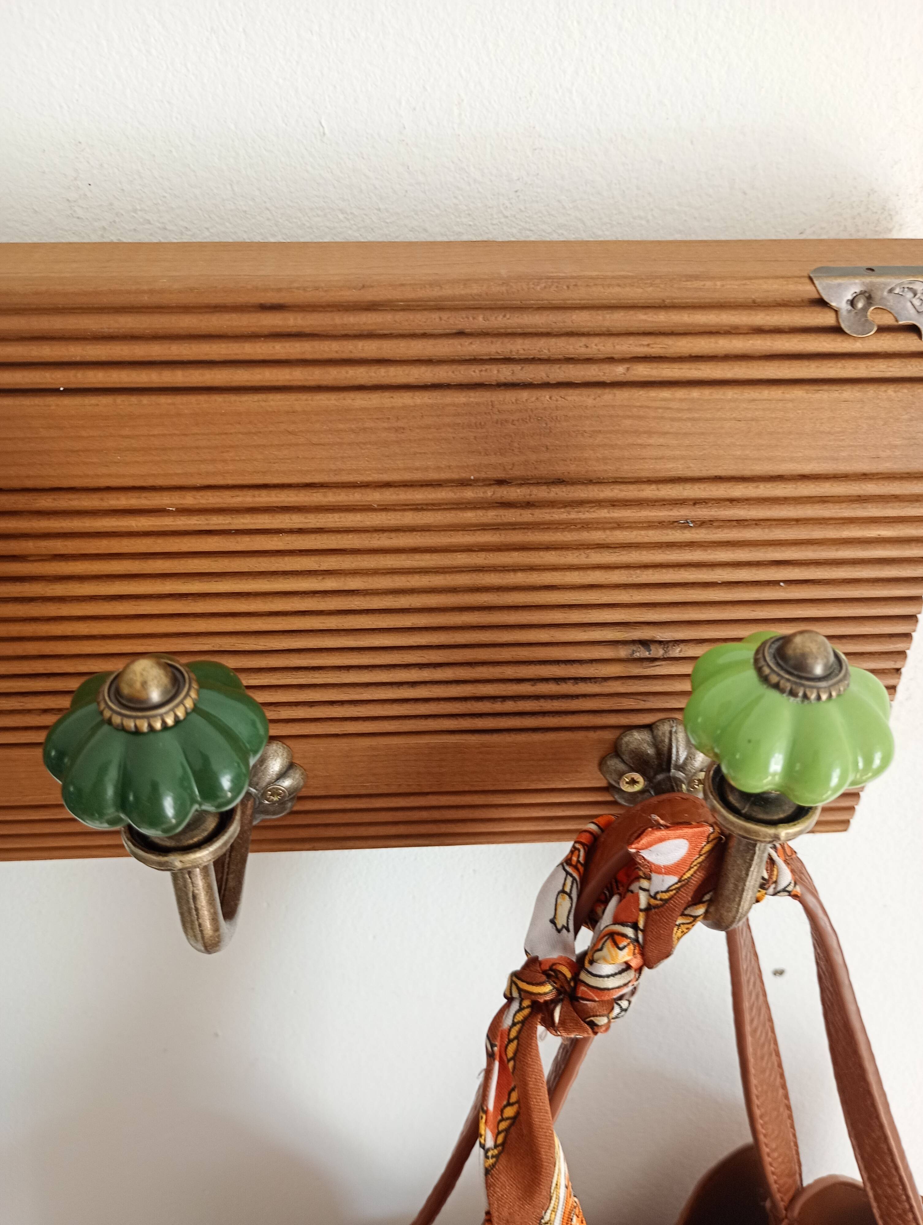 Wall-mounted coat rack in wood – 40 cm – 4 hooks in metal and green ceramic