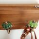 Wall-mounted coat rack in wood – 40 cm – 4 hooks in metal and green ceramic