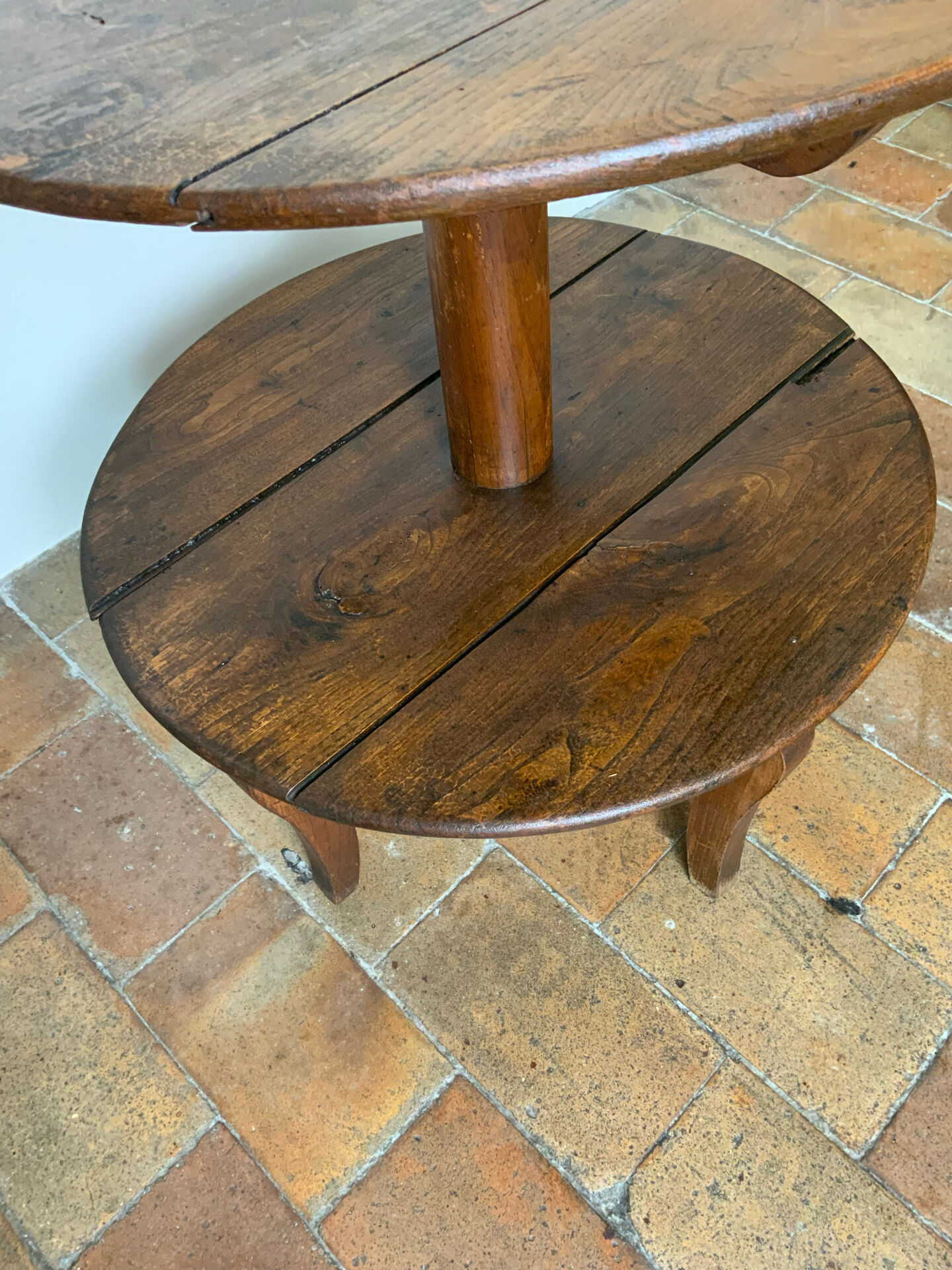 Side table or pedestal table