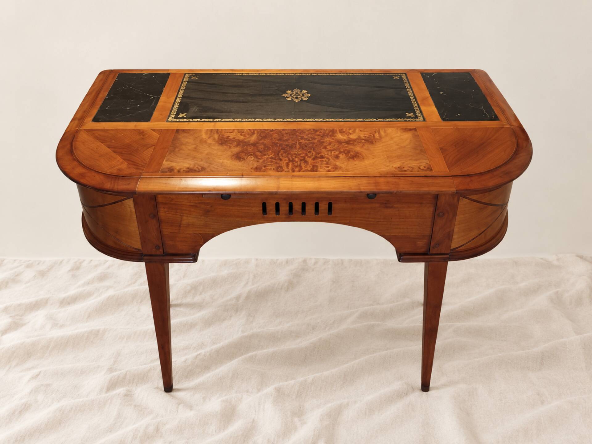 Bureau vintage façade galbée, cuir noir, bronze –compartiments secrets