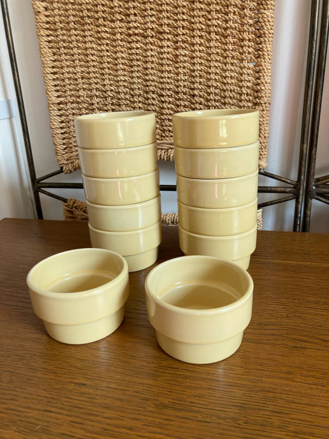 Set of 12 high-resistance stoneware ramekins.
