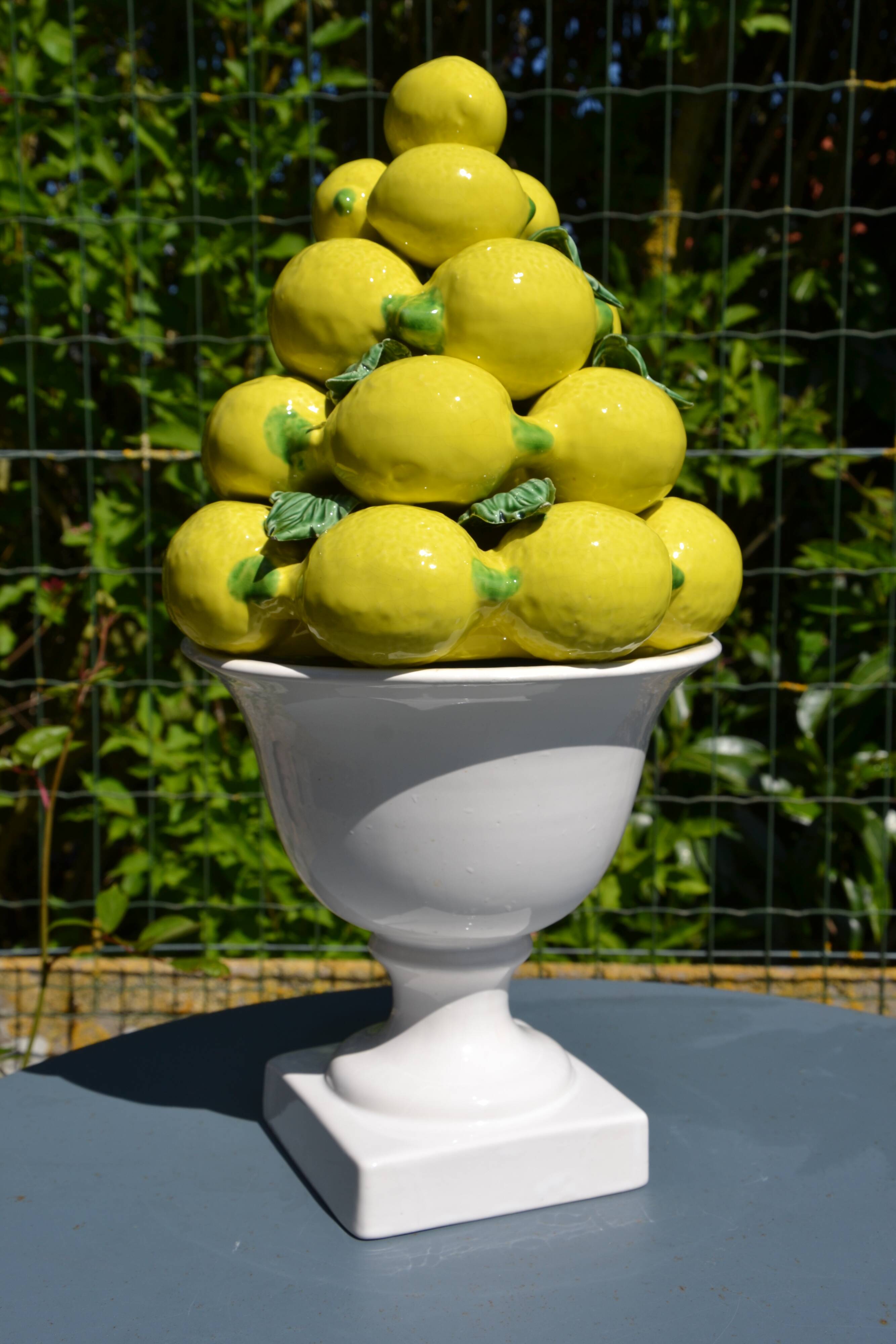 Centrepiece lemons/large fruit bowl in majolica