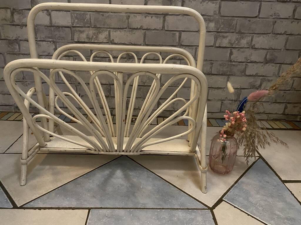 Porte-revues vintage en rotin blanc crème – Style Bohème / Éventail (Années