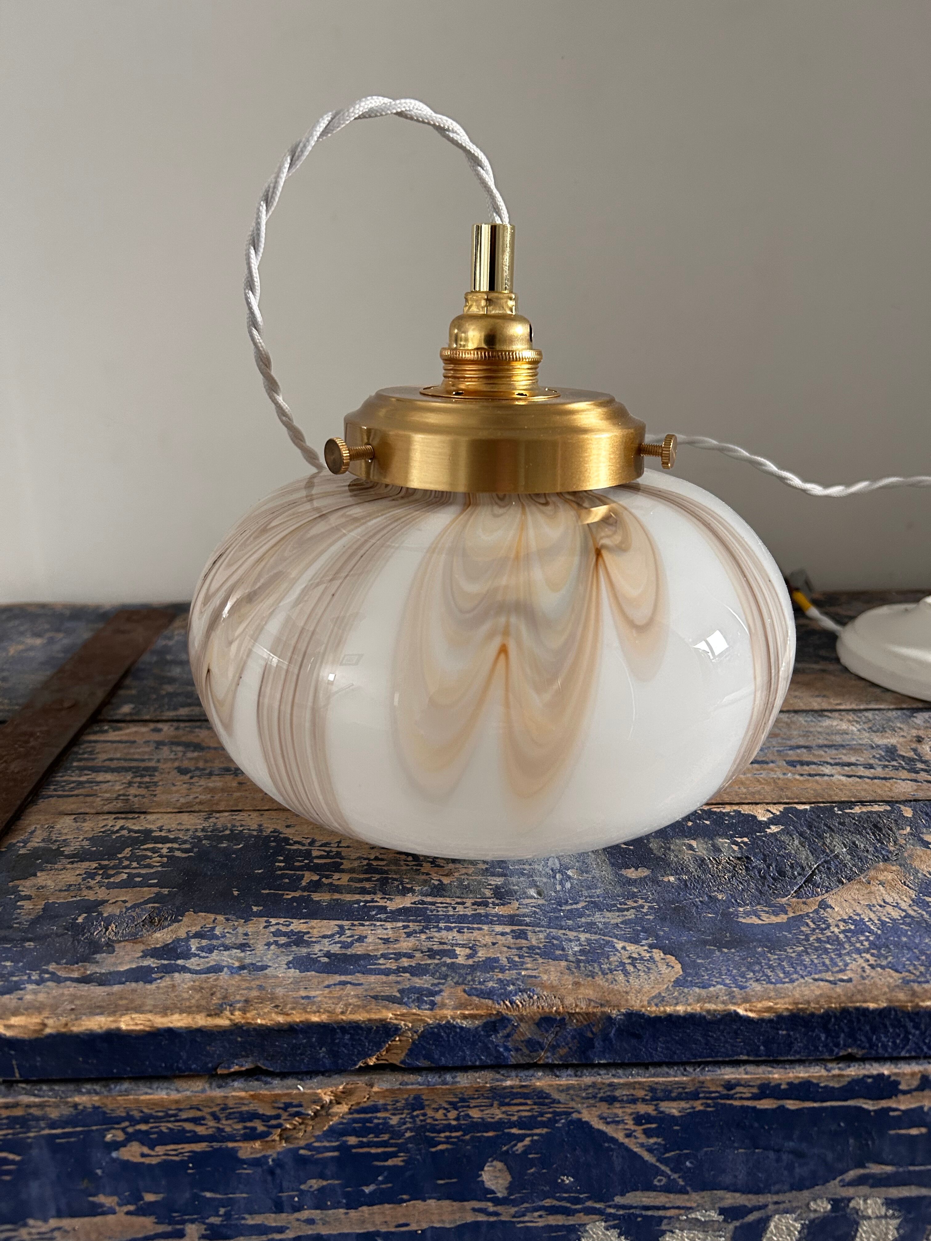 Art Deco suspension in marbled opaline