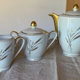 Lot d’un service à thé café en porcelaine avec tasses.