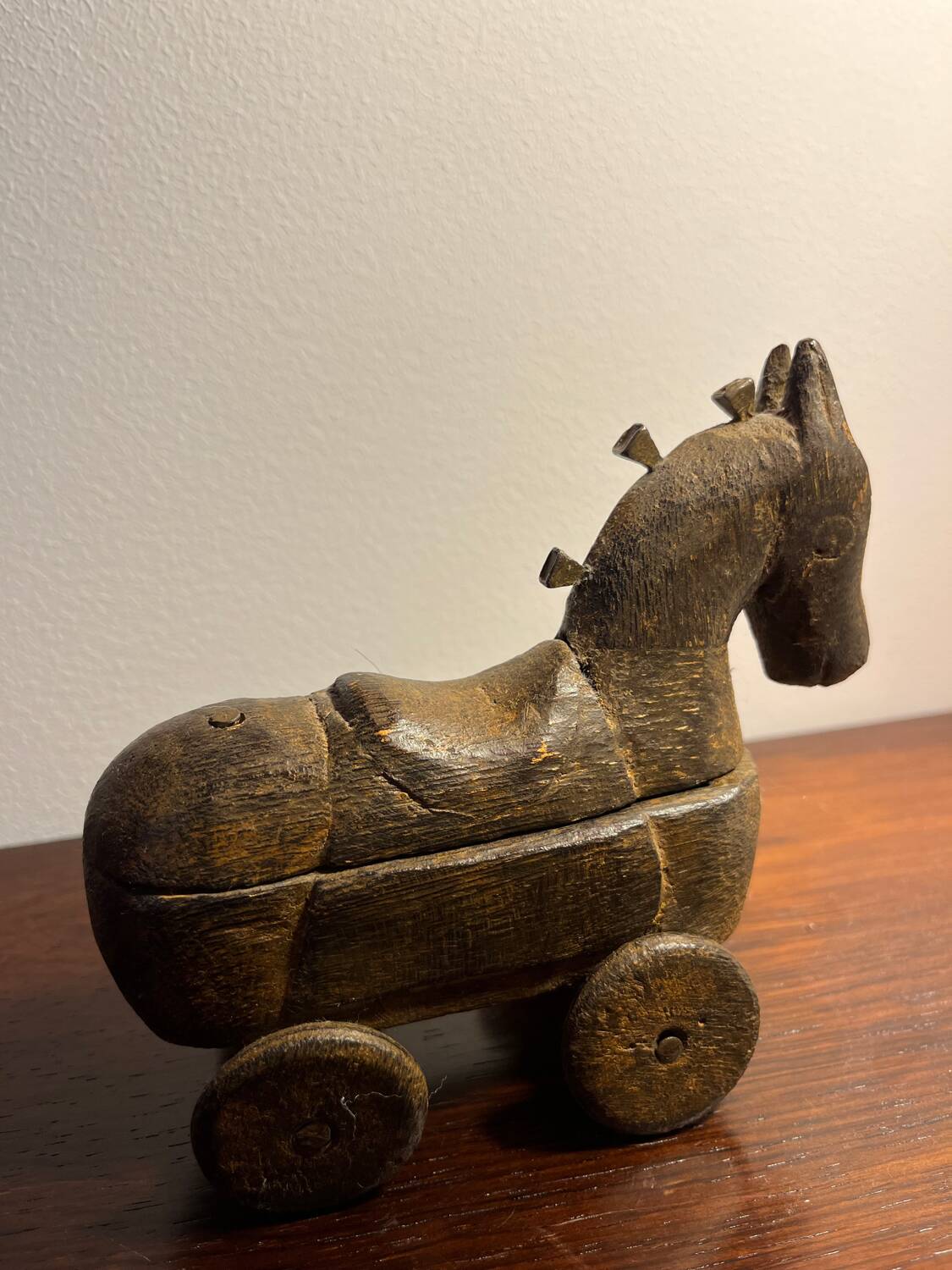 Cheval art populaire en bois sculpté