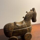 Cheval art populaire en bois sculpté