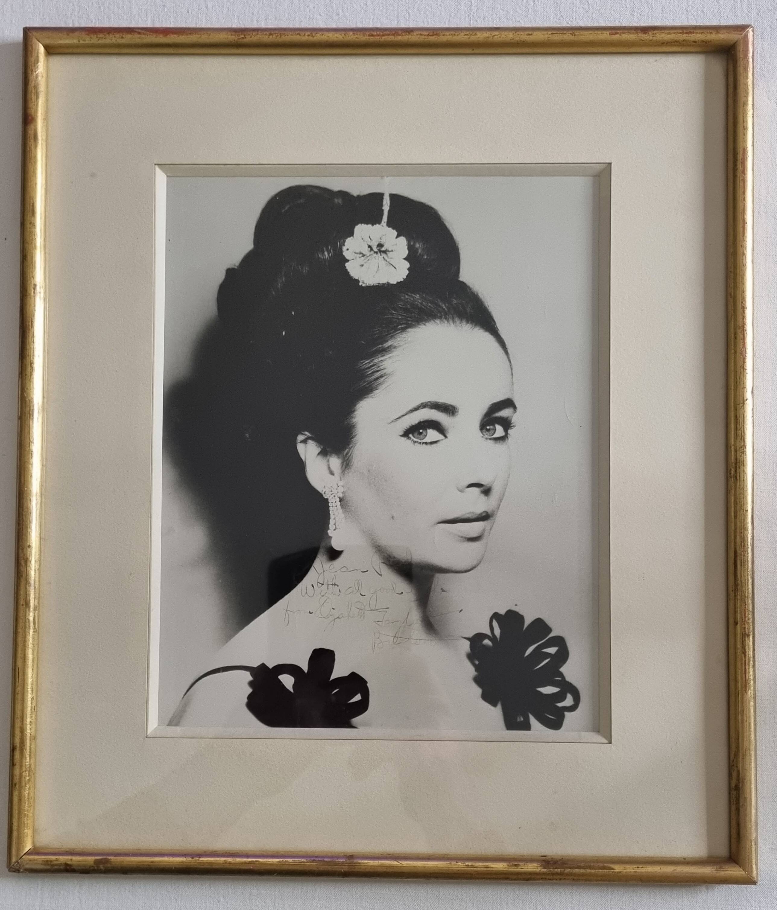 Signed photograph of Elizabeth Taylor, framed silver print 32x37 cm.