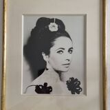 Signed photograph of Elizabeth Taylor, framed silver print 32x37 cm.