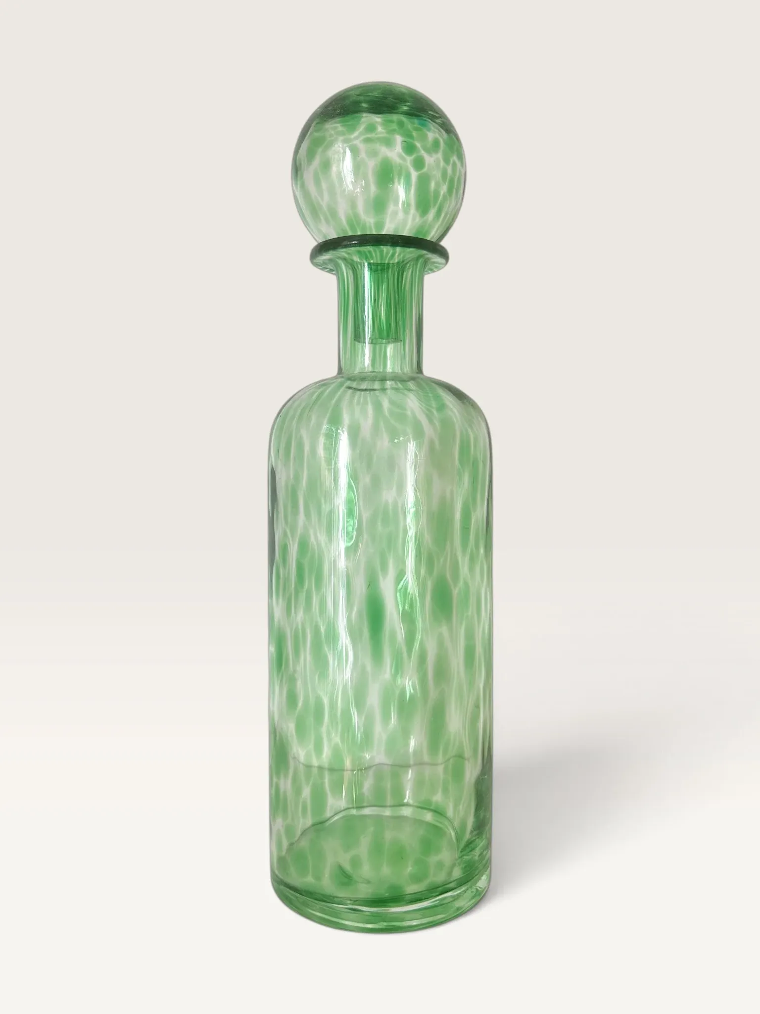 Grande carafe en verre soufflé moucheté vert avec bouchon boule
