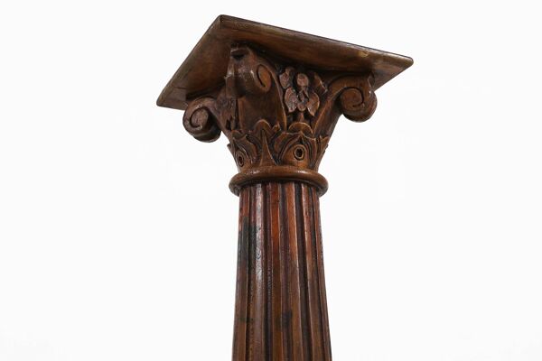 Colonne ou piédestal corinthien en bois sculpté antique, France vers 1890
